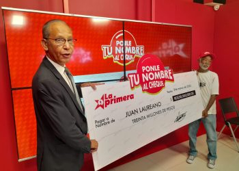 La Primera entrega 30 millones de pesos a pintor ganador del Loto 5 Más También la vendedora del ticket ganador recibe 300 mil pesos, lo que la motiva a seguir trabajando para que haya otro ganador. Santo Domingo, D.N. La Primera entregó 30 millones de pesos a un nuevo ganador del sorteo del Loto 5 Más que se realiza todos los días a las 8:00 de la noche. Se trata de Juan Laureano, a quien la suerte le sonrió con este premio millonario. Laureano, un pintor que reside en Santo Domingo Este expresó que no podía creer cuando se enteró que se convirtió en un nuevo millonario, y que de ahora en adelante tiene en sus planes comprar una casa y compartir el premio con su familia. “Me siento feliz, contento y agradecido de La Primera. Aquí está el primero en ganar los 30 Millones”, manifestó Laureano en momentos en que Luis Marrero, vicepresidente de Operaciones de La Primera le entregaba el cheque. De su lado, Marrero indicó que es de grata satisfacción entregar el premio al nuevo ganador de Loto 5 Más, que le ha de cambiar la vida porque tendrá la oportunidad de cumplir sus metas y sueños. “Para él todas las bendiciones. Disfrútalo y sácale mucho provecho junto a tu familia. Gracias por confiar en nosotros”, dijo Marrero. Otra persona que también tiene la oportunidad de cumplir sus sueños es Mellisa Mejía, vendedora del ticket ganador en una de nuestras agencias de ventas, quien recibe 300 mil pesos. “Esto me motiva a levantarme y seguir trabajando para que haya otro nuevo ganador. Con esto ayudaré a mi familia e invertiré en mi hogar”, señaló nuestra vendedora. Mientras que Carlos Montás, director ejecutivo de La Primera, felicitó a los ganadores y destacó que eso se convierte en un ejemplo de que La Primera apoya a su fuerza de ventas. ACERCA DE LOTO 5 MÁS En LA PRIMERA, trabajamos en la mejora constante de nuestros productos y servicios, con el fin de brindar a nuestros clientes la oportunidad de alcanzar la meta de ser millonarios. El Loto 5 y Loto 5 Más es un sorteo millonario no acumulativo que se celebra todos los días a las 8:00 de la noche. Este juego se basa en acertar (5) números de 38 bolos numerados. El precio del Loto 5 es de RD$20.00 pesos, si aciertas los 5 números podrás ser el ganador de RD$3 millones de pesos, por RD$10.00 pesos más y seleccionando un número del 1 al 10, podrás ser el ganador de RD$30 millones de pesos con el Loto 5 Más. Recuerda que “Como quiera ganas con Loto 5 y Loto 5 Más Gerencia de Comunicación y Relaciones Públicas La Primera