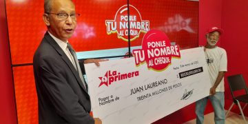 La Primera entrega 30 millones de pesos a pintor ganador del Loto 5 Más También la vendedora del ticket ganador recibe 300 mil pesos, lo que la motiva a seguir trabajando para que haya otro ganador. Santo Domingo, D.N. La Primera entregó 30 millones de pesos a un nuevo ganador del sorteo del Loto 5 Más que se realiza todos los días a las 8:00 de la noche. Se trata de Juan Laureano, a quien la suerte le sonrió con este premio millonario. Laureano, un pintor que reside en Santo Domingo Este expresó que no podía creer cuando se enteró que se convirtió en un nuevo millonario, y que de ahora en adelante tiene en sus planes comprar una casa y compartir el premio con su familia. “Me siento feliz, contento y agradecido de La Primera. Aquí está el primero en ganar los 30 Millones”, manifestó Laureano en momentos en que Luis Marrero, vicepresidente de Operaciones de La Primera le entregaba el cheque. De su lado, Marrero indicó que es de grata satisfacción entregar el premio al nuevo ganador de Loto 5 Más, que le ha de cambiar la vida porque tendrá la oportunidad de cumplir sus metas y sueños. “Para él todas las bendiciones. Disfrútalo y sácale mucho provecho junto a tu familia. Gracias por confiar en nosotros”, dijo Marrero. Otra persona que también tiene la oportunidad de cumplir sus sueños es Mellisa Mejía, vendedora del ticket ganador en una de nuestras agencias de ventas, quien recibe 300 mil pesos. “Esto me motiva a levantarme y seguir trabajando para que haya otro nuevo ganador. Con esto ayudaré a mi familia e invertiré en mi hogar”, señaló nuestra vendedora. Mientras que Carlos Montás, director ejecutivo de La Primera, felicitó a los ganadores y destacó que eso se convierte en un ejemplo de que La Primera apoya a su fuerza de ventas. ACERCA DE LOTO 5 MÁS En LA PRIMERA, trabajamos en la mejora constante de nuestros productos y servicios, con el fin de brindar a nuestros clientes la oportunidad de alcanzar la meta de ser millonarios. El Loto 5 y Loto 5 Más es un sorteo millonario no acumulativo que se celebra todos los días a las 8:00 de la noche. Este juego se basa en acertar (5) números de 38 bolos numerados. El precio del Loto 5 es de RD$20.00 pesos, si aciertas los 5 números podrás ser el ganador de RD$3 millones de pesos, por RD$10.00 pesos más y seleccionando un número del 1 al 10, podrás ser el ganador de RD$30 millones de pesos con el Loto 5 Más. Recuerda que “Como quiera ganas con Loto 5 y Loto 5 Más Gerencia de Comunicación y Relaciones Públicas La Primera