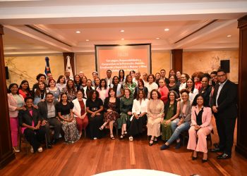 Ministerio de la Mujer capacita a profesionales de la comunicación en Periodismo con perspectiva de géneroSanto Domingo. El Ministerio de la Mujer, a través de las Direcciones de Prevención y Atención a la Violencia de Género e Intrafamiliar, Educación en Género y de Comunicaciones, realizó el taller “Estrategia para un periodismo que contribuya con la prevención y erradicación de las violencias hacia las mujeres, adolescentes y niñas” dirigido a periodistas locales.El taller estuvo avalado por el Sindicato Nacional de Trabajadores de la Prensa (SNTP) y el Colegio Dominicano de Periodistas (CDP). Fue impartido por la periodista y docente, Millizen Uribe, y la docente y comunicóloga, Alejandra Aguilar Decena, con el objetivo de sensibilizar y educar sobre la responsabilidad social de los medios de comunicación en la prevención y erradicación de la violencia hacia las mujeres, fortaleciendo los conocimientos teóricos y prácticos para el tratamiento, manejo y divulgación adecuada de la información en profesionales del periodismo.Las palabras de apertura estuvieron a cargo de la directora de Prevención y Atención a la Violencia de Género e Intrafamiliar del Ministerio de la Mujer, Jesica Croce, quien, en representación de la ministra de la Mujer, manifestó que los medios de comunicación, como actores sociales, económicos y políticos tienen un rol esencial en la construcción de reflexiones posibles, en la construcción de saberes, de imaginarios, y de discursos, a través de su incidencia en la instalación de temas y debates públicos que consideran importantes.En este sentido les invitó a “través de esta jornada a que puedan integrar en su trabajo cotidiano la idea de que la forma de expresión de los contenidos informativos puede ser una herramienta potente para promover la igualdad y la equidad entre los géneros, y también para la prevención de las violencias.”En tanto, el secretario general del Sindicato Nacional de Trabajadores de la Prensa (SNTP), José Beato, se refirió al compromiso asumido por el gremio de profesionales a replicar este tipo de formaciones en cada parte del país, como forma de prevenir la violencia de género e intrafamiliar.Asimismo, el presidente del Colegio Dominicano de Periodistas (CDP) agradeció la invitación a participar en el programa de capacitación y resaltó que las y los periodistas tienen la responsabilidad de contribuir a la reducción de la violencia, aportando con los comentarios, las informaciones y las imágenes que se difunden. Manifestó que la reducción la violencia es un compromiso de todas y todos.Las palabras de cierre del taller estuvieron a cargo de la directora de Comunicaciones del Ministerio de la Mujer, Carolina Acuña, quien agradeció a las y los participantes por la asistencia, la participación y disposición durante el taller. Indicó que a lo largo de los ejercicios del taller se pusieron de manifiesto muchos de los temas, además de la violencia, que se trabajan en el Ministerio de la Mujer: cuidados, agenda legislativa, empoderamiento económico, inclusión, educación y comunicación.Terminó con la reflexión de que “el periodismo con perspectiva de género no es periodismo de mujeres. Su función es renovar el lenguaje para hacerlo socialmente incluyente para que, en lo real y en lo simbólico, toda la población (mujeres y hombres) se vean y se reconozcan.En la jornada formativa se impartieron conocimientos sobre los principios básicos: historia y conceptos sobre violencia contra las mujeres; una mirada con perspectiva de género; estrategias, responsabilidades y compromisos en la prevención, atención, erradicación y reparación a mujeres afectadas por las violencias; y la construcción de un “Decálogo para el adecuado manejo de información y comunicación de las violencias a las mujeres y niñas en República Dominicana”.En el taller se realizaron dinámicas de grupo sobre estereotipos de roles de género, se proyectaron videos, se analizaron contenidos de publicaciones y ejercicios sobre buenas prácticas de comunicación con perspectiva de género en medios de comunicaciones, así como la redacción colectiva de un decálogo de ética para el abordaje del tema de violencia de género. Participaron 57 periodistas de 34 medios de comunicación de prensa, radio y medios digitales.