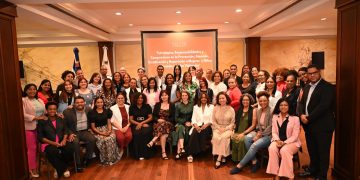 Ministerio de la Mujer capacita a profesionales de la comunicación en Periodismo con perspectiva de géneroSanto Domingo. El Ministerio de la Mujer, a través de las Direcciones de Prevención y Atención a la Violencia de Género e Intrafamiliar, Educación en Género y de Comunicaciones, realizó el taller “Estrategia para un periodismo que contribuya con la prevención y erradicación de las violencias hacia las mujeres, adolescentes y niñas” dirigido a periodistas locales.El taller estuvo avalado por el Sindicato Nacional de Trabajadores de la Prensa (SNTP) y el Colegio Dominicano de Periodistas (CDP). Fue impartido por la periodista y docente, Millizen Uribe, y la docente y comunicóloga, Alejandra Aguilar Decena, con el objetivo de sensibilizar y educar sobre la responsabilidad social de los medios de comunicación en la prevención y erradicación de la violencia hacia las mujeres, fortaleciendo los conocimientos teóricos y prácticos para el tratamiento, manejo y divulgación adecuada de la información en profesionales del periodismo.Las palabras de apertura estuvieron a cargo de la directora de Prevención y Atención a la Violencia de Género e Intrafamiliar del Ministerio de la Mujer, Jesica Croce, quien, en representación de la ministra de la Mujer, manifestó que los medios de comunicación, como actores sociales, económicos y políticos tienen un rol esencial en la construcción de reflexiones posibles, en la construcción de saberes, de imaginarios, y de discursos, a través de su incidencia en la instalación de temas y debates públicos que consideran importantes.En este sentido les invitó a “través de esta jornada a que puedan integrar en su trabajo cotidiano la idea de que la forma de expresión de los contenidos informativos puede ser una herramienta potente para promover la igualdad y la equidad entre los géneros, y también para la prevención de las violencias.”En tanto, el secretario general del Sindicato Nacional de Trabajadores de la Prensa (SNTP), José Beato, se refirió al compromiso asumido por el gremio de profesionales a replicar este tipo de formaciones en cada parte del país, como forma de prevenir la violencia de género e intrafamiliar.Asimismo, el presidente del Colegio Dominicano de Periodistas (CDP) agradeció la invitación a participar en el programa de capacitación y resaltó que las y los periodistas tienen la responsabilidad de contribuir a la reducción de la violencia, aportando con los comentarios, las informaciones y las imágenes que se difunden. Manifestó que la reducción la violencia es un compromiso de todas y todos.Las palabras de cierre del taller estuvieron a cargo de la directora de Comunicaciones del Ministerio de la Mujer, Carolina Acuña, quien agradeció a las y los participantes por la asistencia, la participación y disposición durante el taller. Indicó que a lo largo de los ejercicios del taller se pusieron de manifiesto muchos de los temas, además de la violencia, que se trabajan en el Ministerio de la Mujer: cuidados, agenda legislativa, empoderamiento económico, inclusión, educación y comunicación.Terminó con la reflexión de que “el periodismo con perspectiva de género no es periodismo de mujeres. Su función es renovar el lenguaje para hacerlo socialmente incluyente para que, en lo real y en lo simbólico, toda la población (mujeres y hombres) se vean y se reconozcan.En la jornada formativa se impartieron conocimientos sobre los principios básicos: historia y conceptos sobre violencia contra las mujeres; una mirada con perspectiva de género; estrategias, responsabilidades y compromisos en la prevención, atención, erradicación y reparación a mujeres afectadas por las violencias; y la construcción de un “Decálogo para el adecuado manejo de información y comunicación de las violencias a las mujeres y niñas en República Dominicana”.En el taller se realizaron dinámicas de grupo sobre estereotipos de roles de género, se proyectaron videos, se analizaron contenidos de publicaciones y ejercicios sobre buenas prácticas de comunicación con perspectiva de género en medios de comunicaciones, así como la redacción colectiva de un decálogo de ética para el abordaje del tema de violencia de género. Participaron 57 periodistas de 34 medios de comunicación de prensa, radio y medios digitales.