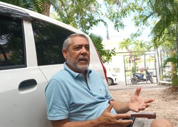 Denuncian contaminación de venas de rio subterráneo por vertedero Tumba en la zona EsteExperto advierte grandes consecuencias sobre el agua en Boca Chica y zonas aledañas.Por Diana BritoBoca Chica.- El exdirector de la Coorabo, Enrique José Feliz González, denunció este fin de semana que supuestamente, una vena del río Brujuelas se encuentra contaminada por lixiviados provocados por los desechos sólidos del vertedero de Tumba, en las proximidades del distrito municipal de Villa Gautier, provincia San Pedro de Macorís, República Dominicana.El exfuncionario alegó que el vertedero Tumba está recibiendo un 40 por ciento de los residuos sólidos de Santo Domingo Este y Guerra, además sólo de la comunidad de Boca Chica se lleva 2,500 toneladas métricas de desperdicios.“Ósea andamos rondando entre las 10 mil toneladas de basura produciendo lixiviados contaminantes que van al subsuelo, porque es un vertedero de cielo abierto”.Enrique Feliz, quien está realizando una maestría de Ingeniería Ambiental, para su tesis dijo que el vertedero desde su inicio fue administrado por el Estado, luego pasó a ser administrado por el sector privado, siendo adquirido por la empresa Keywest.Igualmente en la tesis refutan lo dicho por el gerente general, Max da Silva, documentado en el periódico Hoy, donde alega que:“Ya la empresa Keywest recibe la basura de Boca Chica, en Santo Domingo, así como de Los Llanos y Gautier, en San Pedro Macorís, que en conjunto producen alrededor de 200 toneladas diarias. Destaca la capacidad para recibir en los actuales momentos, 1200 toneladas diarias con un tractor que la riega y la compacta sin ningún problema”.