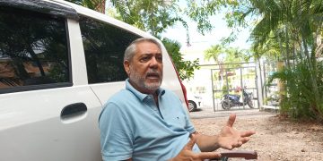 Denuncian contaminación de venas de rio subterráneo por vertedero Tumba en la zona EsteExperto advierte grandes consecuencias sobre el agua en Boca Chica y zonas aledañas.Por Diana BritoBoca Chica.- El exdirector de la Coorabo, Enrique José Feliz González, denunció este fin de semana que supuestamente, una vena del río Brujuelas se encuentra contaminada por lixiviados provocados por los desechos sólidos del vertedero de Tumba, en las proximidades del distrito municipal de Villa Gautier, provincia San Pedro de Macorís, República Dominicana.El exfuncionario alegó que el vertedero Tumba está recibiendo un 40 por ciento de los residuos sólidos de Santo Domingo Este y Guerra, además sólo de la comunidad de Boca Chica se lleva 2,500 toneladas métricas de desperdicios.“Ósea andamos rondando entre las 10 mil toneladas de basura produciendo lixiviados contaminantes que van al subsuelo, porque es un vertedero de cielo abierto”.Enrique Feliz, quien está realizando una maestría de Ingeniería Ambiental, para su tesis dijo que el vertedero desde su inicio fue administrado por el Estado, luego pasó a ser administrado por el sector privado, siendo adquirido por la empresa Keywest.Igualmente en la tesis refutan lo dicho por el gerente general, Max da Silva, documentado en el periódico Hoy, donde alega que:“Ya la empresa Keywest recibe la basura de Boca Chica, en Santo Domingo, así como de Los Llanos y Gautier, en San Pedro Macorís, que en conjunto producen alrededor de 200 toneladas diarias. Destaca la capacidad para recibir en los actuales momentos, 1200 toneladas diarias con un tractor que la riega y la compacta sin ningún problema”.