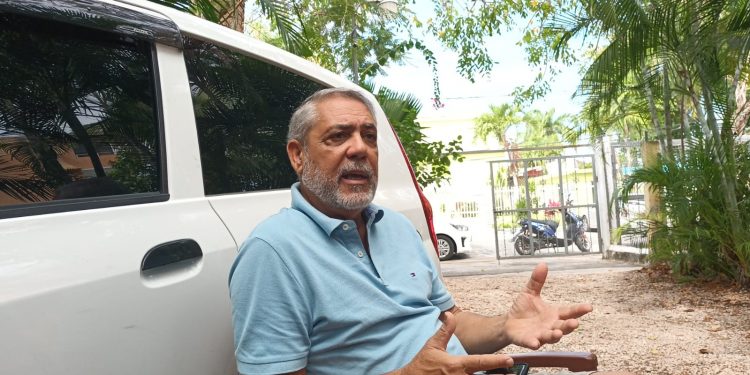 Denuncian contaminación de venas de rio subterráneo por vertedero Tumba en la zona EsteExperto advierte grandes consecuencias sobre el agua en Boca Chica y zonas aledañas.Por Diana BritoBoca Chica.- El exdirector de la Coorabo, Enrique José Feliz González, denunció este fin de semana que supuestamente, una vena del río Brujuelas se encuentra contaminada por lixiviados provocados por los desechos sólidos del vertedero de Tumba, en las proximidades del distrito municipal de Villa Gautier, provincia San Pedro de Macorís, República Dominicana.El exfuncionario alegó que el vertedero Tumba está recibiendo un 40 por ciento de los residuos sólidos de Santo Domingo Este y Guerra, además sólo de la comunidad de Boca Chica se lleva 2,500 toneladas métricas de desperdicios.“Ósea andamos rondando entre las 10 mil toneladas de basura produciendo lixiviados contaminantes que van al subsuelo, porque es un vertedero de cielo abierto”.Enrique Feliz, quien está realizando una maestría de Ingeniería Ambiental, para su tesis dijo que el vertedero desde su inicio fue administrado por el Estado, luego pasó a ser administrado por el sector privado, siendo adquirido por la empresa Keywest.Igualmente en la tesis refutan lo dicho por el gerente general, Max da Silva, documentado en el periódico Hoy, donde alega que:“Ya la empresa Keywest recibe la basura de Boca Chica, en Santo Domingo, así como de Los Llanos y Gautier, en San Pedro Macorís, que en conjunto producen alrededor de 200 toneladas diarias. Destaca la capacidad para recibir en los actuales momentos, 1200 toneladas diarias con un tractor que la riega y la compacta sin ningún problema”.