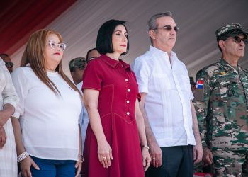 Abinader entrega 719 títulos de propiedad en Azua