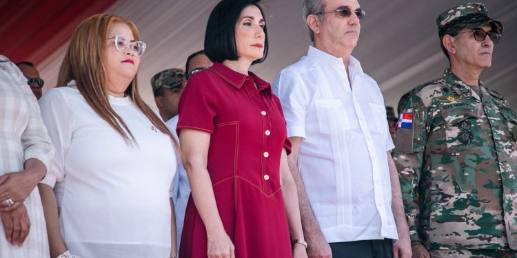 Abinader entrega 719 títulos de propiedad en Azua
