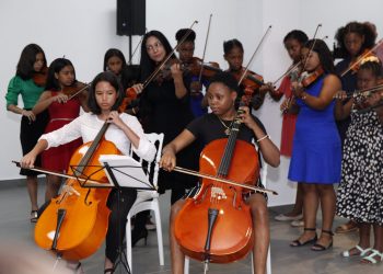 Cultura rinde tributo a poetas dominicanos en el Día Mundial de la Poesía   La actividad fue realizada en el marco de la programación del Ciclo Preinaugural de la XXV Feria Internacional del Libro Santo Domingo 2023   Santo Domingo. – Con un emotivo acto en el que se rindió tributo especial a las poetas dominicanas, el Ministerio de Cultura, a través de la Dirección del Libro y la Lectura, celebró el Día Mundial de la Poesía en las instalaciones del Museo Nacional de Historia y Geografía.   La actividad, denominada “Homenaje a las creadoras y sus creaciones”, contó con la presencia de un nutrido grupo de intelectuales dominicanos de gran trayectoria en este género literario, quienes intervinieron en este evento realizado en el marco de la programación del Ciclo Preinaugural de la XXV Feria Internacional del Libro Santo Domingo 2023.   Entre las poetas que estuvieron presentes figuran Soledad Álvarez, Minerva del Risco, Olga Lara, Petra Saviñón, Isis Aquino, Jennet Tineo, Bileysi Reyes, Ana Romero Franco y Joana García, quienes realizaron el «recital de voces invitadas».   También asistieron Graciela de la Cruz, Leibi Ng, Dulce Elvira de los Santos, Abril Troncoso, Niurca Herrera, Amarilis Cueto y María Elena De Rojas.   Asimismo, participaron Ofelia Berrido, Sandra Alvarado, Lusitania Martínez, Luisa Navarro, Génesis Bravo, Máxima Hernández, Elena Ramos, Ysabel Florentino, Lisette Vega, Ellen Pérez, Gemalín Bravo y Marquelis Valdez.   Al merecido homenaje asistió la ministra de Cultura, Milagros Germán, quien, después de felicitar a la representación de hombres y mujeres poetas, significó que “este día fue creado para apoyar la diversidad lingüística a través de la expresión poética”.   “Hoy estamos aquí para conmemorar el Día Mundial de la Poesía, celebrado cada año el 21 de marzo, desde el año 1999, luego de la aprobación en la 30.ª Conferencia General celebrada en París por la UNESCO”, señaló.       Durante su intervención, Germán dio inicio al segmento “Mi poema favorito”, con la lectura de Declaración, poema de la escritora dominicana Soledad Álvarez.   Acompañaron a Germán los viceministros Ramón Pastor De Moya, de Identidad Cultural y Ciudadanía; Gamal Michelén, de Patrimonio Cultural; la viceministra de Igualdad del Ministerio de la Mujer, Amada Manzueta, y la jueza de la Segunda Sala de la Suprema Corte de Justicia, Nancy Salcedo Fernández.    Entremés artístico y literario    Como parte del programa conmemorativo, se realizó el panel “Mujer, poder y conocimiento”, a cargo de las expositoras Ofelia Berrido, Sandra Alvarado y Lusitania Martínez.   Dentro de la programación, también se desarrolló el segmento “Otro modo de ser humana y libre”, una sesión de lectura de microrrelatos que contó con la participación libre de poetas invitados.                             Asimismo, se ofreció la sección “Lo que viví, lo que soy”, a cargo del Ministerio de Deportes, el Centro de Solidaridad para el Desarrollo de la Mujer y la Asociación de Mujeres Técnicas, y también se proyectó el documental Carta malva en la Cinemateca Dominicana.   La agenda, pautada hasta las 7:00 de la noche, incluyó la lectura de poemas y microrrelatos, paneles, testimonios de valientes mujeres, talleres de escritura creativa y performances, entre otras múltiples actividades.   Sobre el Día Mundial de la Poesía   La UNESCO adoptó por primera vez el 21 de marzo como Día Mundial de la Poesía durante su Conferencia General en París en 1999, con el objetivo de apoyar la diversidad lingüística a través de la expresión poética y fomentar la visibilización de aquellas lenguas que se encuentran en peligro.