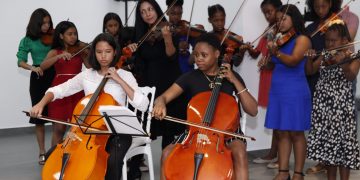 Cultura rinde tributo a poetas dominicanos en el Día Mundial de la Poesía La actividad fue realizada en el marco de la programación del Ciclo Preinaugural de la XXV Feria Internacional del Libro Santo Domingo 2023 Santo Domingo. – Con un emotivo acto en el que se rindió tributo especial a las poetas dominicanas, el Ministerio de Cultura, a través de la Dirección del Libro y la Lectura, celebró el Día Mundial de la Poesía en las instalaciones del Museo Nacional de Historia y Geografía. La actividad, denominada “Homenaje a las creadoras y sus creaciones”, contó con la presencia de un nutrido grupo de intelectuales dominicanos de gran trayectoria en este género literario, quienes intervinieron en este evento realizado en el marco de la programación del Ciclo Preinaugural de la XXV Feria Internacional del Libro Santo Domingo 2023. Entre las poetas que estuvieron presentes figuran Soledad Álvarez, Minerva del Risco, Olga Lara, Petra Saviñón, Isis Aquino, Jennet Tineo, Bileysi Reyes, Ana Romero Franco y Joana García, quienes realizaron el «recital de voces invitadas». También asistieron Graciela de la Cruz, Leibi Ng, Dulce Elvira de los Santos, Abril Troncoso, Niurca Herrera, Amarilis Cueto y María Elena De Rojas. Asimismo, participaron Ofelia Berrido, Sandra Alvarado, Lusitania Martínez, Luisa Navarro, Génesis Bravo, Máxima Hernández, Elena Ramos, Ysabel Florentino, Lisette Vega, Ellen Pérez, Gemalín Bravo y Marquelis Valdez. Al merecido homenaje asistió la ministra de Cultura, Milagros Germán, quien, después de felicitar a la representación de hombres y mujeres poetas, significó que “este día fue creado para apoyar la diversidad lingüística a través de la expresión poética”. “Hoy estamos aquí para conmemorar el Día Mundial de la Poesía, celebrado cada año el 21 de marzo, desde el año 1999, luego de la aprobación en la 30.ª Conferencia General celebrada en París por la UNESCO”, señaló. Durante su intervención, Germán dio inicio al segmento “Mi poema favorito”, con la lectura de Declaración, poema de la escritora dominicana Soledad Álvarez. Acompañaron a Germán los viceministros Ramón Pastor De Moya, de Identidad Cultural y Ciudadanía; Gamal Michelén, de Patrimonio Cultural; la viceministra de Igualdad del Ministerio de la Mujer, Amada Manzueta, y la jueza de la Segunda Sala de la Suprema Corte de Justicia, Nancy Salcedo Fernández. Entremés artístico y literario Como parte del programa conmemorativo, se realizó el panel “Mujer, poder y conocimiento”, a cargo de las expositoras Ofelia Berrido, Sandra Alvarado y Lusitania Martínez. Dentro de la programación, también se desarrolló el segmento “Otro modo de ser humana y libre”, una sesión de lectura de microrrelatos que contó con la participación libre de poetas invitados. Asimismo, se ofreció la sección “Lo que viví, lo que soy”, a cargo del Ministerio de Deportes, el Centro de Solidaridad para el Desarrollo de la Mujer y la Asociación de Mujeres Técnicas, y también se proyectó el documental Carta malva en la Cinemateca Dominicana. La agenda, pautada hasta las 7:00 de la noche, incluyó la lectura de poemas y microrrelatos, paneles, testimonios de valientes mujeres, talleres de escritura creativa y performances, entre otras múltiples actividades. Sobre el Día Mundial de la Poesía La UNESCO adoptó por primera vez el 21 de marzo como Día Mundial de la Poesía durante su Conferencia General en París en 1999, con el objetivo de apoyar la diversidad lingüística a través de la expresión poética y fomentar la visibilización de aquellas lenguas que se encuentran en peligro.