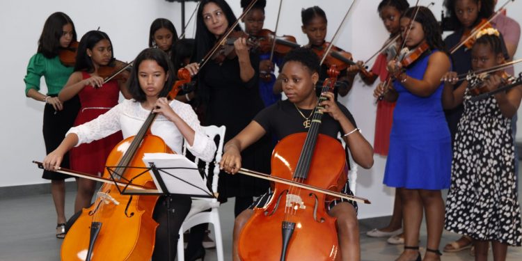 Cultura rinde tributo a poetas dominicanos en el Día Mundial de la Poesía   La actividad fue realizada en el marco de la programación del Ciclo Preinaugural de la XXV Feria Internacional del Libro Santo Domingo 2023   Santo Domingo. – Con un emotivo acto en el que se rindió tributo especial a las poetas dominicanas, el Ministerio de Cultura, a través de la Dirección del Libro y la Lectura, celebró el Día Mundial de la Poesía en las instalaciones del Museo Nacional de Historia y Geografía.   La actividad, denominada “Homenaje a las creadoras y sus creaciones”, contó con la presencia de un nutrido grupo de intelectuales dominicanos de gran trayectoria en este género literario, quienes intervinieron en este evento realizado en el marco de la programación del Ciclo Preinaugural de la XXV Feria Internacional del Libro Santo Domingo 2023.   Entre las poetas que estuvieron presentes figuran Soledad Álvarez, Minerva del Risco, Olga Lara, Petra Saviñón, Isis Aquino, Jennet Tineo, Bileysi Reyes, Ana Romero Franco y Joana García, quienes realizaron el «recital de voces invitadas».   También asistieron Graciela de la Cruz, Leibi Ng, Dulce Elvira de los Santos, Abril Troncoso, Niurca Herrera, Amarilis Cueto y María Elena De Rojas.   Asimismo, participaron Ofelia Berrido, Sandra Alvarado, Lusitania Martínez, Luisa Navarro, Génesis Bravo, Máxima Hernández, Elena Ramos, Ysabel Florentino, Lisette Vega, Ellen Pérez, Gemalín Bravo y Marquelis Valdez.   Al merecido homenaje asistió la ministra de Cultura, Milagros Germán, quien, después de felicitar a la representación de hombres y mujeres poetas, significó que “este día fue creado para apoyar la diversidad lingüística a través de la expresión poética”.   “Hoy estamos aquí para conmemorar el Día Mundial de la Poesía, celebrado cada año el 21 de marzo, desde el año 1999, luego de la aprobación en la 30.ª Conferencia General celebrada en París por la UNESCO”, señaló.       Durante su intervención, Germán dio inicio al segmento “Mi poema favorito”, con la lectura de Declaración, poema de la escritora dominicana Soledad Álvarez.   Acompañaron a Germán los viceministros Ramón Pastor De Moya, de Identidad Cultural y Ciudadanía; Gamal Michelén, de Patrimonio Cultural; la viceministra de Igualdad del Ministerio de la Mujer, Amada Manzueta, y la jueza de la Segunda Sala de la Suprema Corte de Justicia, Nancy Salcedo Fernández.    Entremés artístico y literario    Como parte del programa conmemorativo, se realizó el panel “Mujer, poder y conocimiento”, a cargo de las expositoras Ofelia Berrido, Sandra Alvarado y Lusitania Martínez.   Dentro de la programación, también se desarrolló el segmento “Otro modo de ser humana y libre”, una sesión de lectura de microrrelatos que contó con la participación libre de poetas invitados.                             Asimismo, se ofreció la sección “Lo que viví, lo que soy”, a cargo del Ministerio de Deportes, el Centro de Solidaridad para el Desarrollo de la Mujer y la Asociación de Mujeres Técnicas, y también se proyectó el documental Carta malva en la Cinemateca Dominicana.   La agenda, pautada hasta las 7:00 de la noche, incluyó la lectura de poemas y microrrelatos, paneles, testimonios de valientes mujeres, talleres de escritura creativa y performances, entre otras múltiples actividades.   Sobre el Día Mundial de la Poesía   La UNESCO adoptó por primera vez el 21 de marzo como Día Mundial de la Poesía durante su Conferencia General en París en 1999, con el objetivo de apoyar la diversidad lingüística a través de la expresión poética y fomentar la visibilización de aquellas lenguas que se encuentran en peligro.