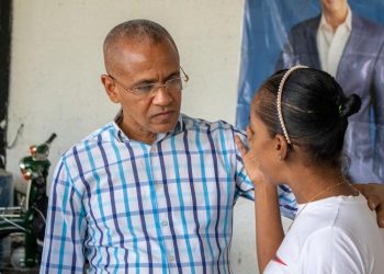 Dirigente político Eliferbo Herasme sigue impactando de manera positiva en la gente de la provincia BahorucoBahoruco. – El dirigente político y profesor, Eliferbo Herasme en su afán de llevar una mano amiga, entregó este fin de semana una silla de rueda y un motor adaptado al ritmo de vida que lleva en su condición de discapacidad un comunitario de la provincia de Neyba.El alto dirigente político del Partido Revolucionario Moderno (PRM) con ese interés de disminuir el impacto de los niveles de pobrezas en su provincia siempre ha tratado de llevar soluciones por más pequeñas que éstas sean.Herasme entregó al señor, Amilkar quien por su condición de discapacidad no podía reintegrarse a la vida productiva y así poder llevar el sustento de vida a su familia. Asimismo, ayudó con aportes significativos para la recuperación de la señora, Yoselin Medina quien tuvo un accidente que por mucho tiempo no le permitió caminar.“Haré todo lo necesario, haré hasta lo imposible para que mi provincia de Bahoruco tenga todo lo que sea necesario para que nuestros ancianos, mujeres y jóvenes estén protegidos y se sientan queridos, pero, también les daré todo lo que esté a mi alcance para llevar vida y aliento a esa juventud”, así expresó Herasme durante la entrega del motor y la silla de rueda.El también funcionario reconoce y se preocupa por los niveles de vulnerabilidad y pobreza que tiene la provincia de Bahoruco, por eso, siempre se ha preocupado en llevar esas inquietudes al excelentísimo presidente, Luis Abinader quien ha dado muestra de ser sensible y preocupado por su país.Culminó diciendo que, “debemos de darle gracias primero a Dios que todo lo ha manifestado y como lo hacemos diariamente, pero después, darle gracias al presidente, Luis Abinader que ha sido un hombre enfocado verdaderamente con un cambio generalizado para que se beneficien todos los dominicanos”.