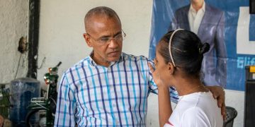 Dirigente político Eliferbo Herasme sigue impactando de manera positiva en la gente de la provincia BahorucoBahoruco. – El dirigente político y profesor, Eliferbo Herasme en su afán de llevar una mano amiga, entregó este fin de semana una silla de rueda y un motor adaptado al ritmo de vida que lleva en su condición de discapacidad un comunitario de la provincia de Neyba.El alto dirigente político del Partido Revolucionario Moderno (PRM) con ese interés de disminuir el impacto de los niveles de pobrezas en su provincia siempre ha tratado de llevar soluciones por más pequeñas que éstas sean.Herasme entregó al señor, Amilkar quien por su condición de discapacidad no podía reintegrarse a la vida productiva y así poder llevar el sustento de vida a su familia. Asimismo, ayudó con aportes significativos para la recuperación de la señora, Yoselin Medina quien tuvo un accidente que por mucho tiempo no le permitió caminar.“Haré todo lo necesario, haré hasta lo imposible para que mi provincia de Bahoruco tenga todo lo que sea necesario para que nuestros ancianos, mujeres y jóvenes estén protegidos y se sientan queridos, pero, también les daré todo lo que esté a mi alcance para llevar vida y aliento a esa juventud”, así expresó Herasme durante la entrega del motor y la silla de rueda.El también funcionario reconoce y se preocupa por los niveles de vulnerabilidad y pobreza que tiene la provincia de Bahoruco, por eso, siempre se ha preocupado en llevar esas inquietudes al excelentísimo presidente, Luis Abinader quien ha dado muestra de ser sensible y preocupado por su país.Culminó diciendo que, “debemos de darle gracias primero a Dios que todo lo ha manifestado y como lo hacemos diariamente, pero después, darle gracias al presidente, Luis Abinader que ha sido un hombre enfocado verdaderamente con un cambio generalizado para que se beneficien todos los dominicanos”.