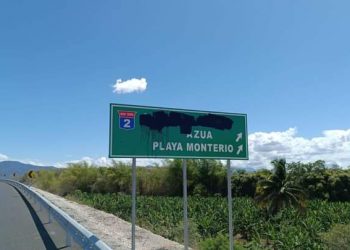 OBRAS PÚBLICAS DENUNCIA DAÑAN SEÑALES DE TRÁNSITO EN CIRCUNVALACIÓN AZUA.