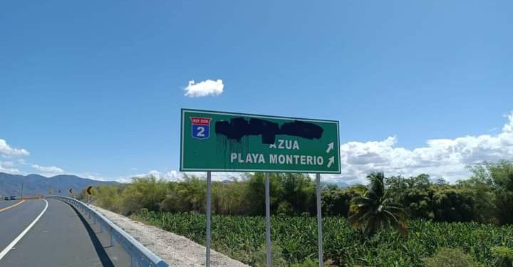 OBRAS PÚBLICAS DENUNCIA DAÑAN SEÑALES DE TRÁNSITO EN CIRCUNVALACIÓN AZUA.