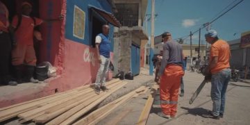 Ministerio de Obras Públicas realiza cambios de techos a 200 familias del Municipio Los Alcarrizos