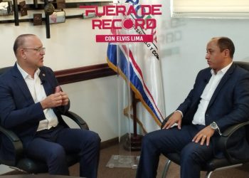 ProIndustria anuncia Zona Franca de San Juan. Aportará 400 empleos directos y más de mil indirectos.SANTO DOMINGO.-                               El director general del Centro de Desarrollo y Competitividad Industrial (ProIndustria), Ulises Rodríguez, indicó que los trabajos de construcción de la nave están muy avanzados, y que la misma se dedicará a la elaboración de cigarros puros, aprovechando el crecimiento que ha tenido el sector tabaquero en esta región sur del país.Dijo que la misma estará integrada al plan de la provincia, para industrializar lo que se produce, darle valor agregado y diversificado, ante el gran empuje que ha tenido este cultivo.Al ser entrevistado por Elvis Lima en el programa Fuera de Record que se transmite por En Televisión, el funcionario manifestó que San Juan era una zona franca abandonada por el pasado gobierno durante más 15 años.“Vamos a llevar la industria a San Juan, estamos trabajando para que este lista en los próximos tres meses, uno de los compradores más grande de tabaco vino a San Juan con inversionistas, se hizo la prueba del tabaco y la pasó como un tabaco premium, esa es la forma de desarrollar un pueblo caracterizado por estar excluido del desarrollo’’ aseguró el funcionario.Dijo que antes de la pandemia del coronavirus, el sector tenía 116 mil empleos, pero gracias al espero del Gobierno, no solo se han recuperado los perdidos, sino que se han aumentado a casi 200 mil, lo cual constituye un hito.Manifestó que cada empleo directo genera 2.5 empleos indirectos, lo que representa cerca de 500 mil empleos indirectos, con un impacto en la economía. A esto, el funcionario le agrega el impacto que genera en la economía dominicana los más de US$8,000 millones de exportaciones este año, lo que fortalece el circulante, la balanza comercial y el peso.Lo último que hicieron en ProIndustria, manifestó, fue el relanzamiento del Parque de Zona Franca de Baní, en la provincia Peravia, para aportar 2 mil nuevos empleos en un centro que se encontraba cerrado por muchos años y era el mayor reclamo de la población.