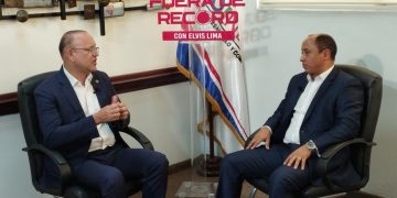 ProIndustria anuncia Zona Franca de San Juan. Aportará 400 empleos directos y más de mil indirectos.SANTO DOMINGO.- El director general del Centro de Desarrollo y Competitividad Industrial (ProIndustria), Ulises Rodríguez, indicó que los trabajos de construcción de la nave están muy avanzados, y que la misma se dedicará a la elaboración de cigarros puros, aprovechando el crecimiento que ha tenido el sector tabaquero en esta región sur del país.Dijo que la misma estará integrada al plan de la provincia, para industrializar lo que se produce, darle valor agregado y diversificado, ante el gran empuje que ha tenido este cultivo.Al ser entrevistado por Elvis Lima en el programa Fuera de Record que se transmite por En Televisión, el funcionario manifestó que San Juan era una zona franca abandonada por el pasado gobierno durante más 15 años.“Vamos a llevar la industria a San Juan, estamos trabajando para que este lista en los próximos tres meses, uno de los compradores más grande de tabaco vino a San Juan con inversionistas, se hizo la prueba del tabaco y la pasó como un tabaco premium, esa es la forma de desarrollar un pueblo caracterizado por estar excluido del desarrollo’’ aseguró el funcionario.Dijo que antes de la pandemia del coronavirus, el sector tenía 116 mil empleos, pero gracias al espero del Gobierno, no solo se han recuperado los perdidos, sino que se han aumentado a casi 200 mil, lo cual constituye un hito.Manifestó que cada empleo directo genera 2.5 empleos indirectos, lo que representa cerca de 500 mil empleos indirectos, con un impacto en la economía. A esto, el funcionario le agrega el impacto que genera en la economía dominicana los más de US$8,000 millones de exportaciones este año, lo que fortalece el circulante, la balanza comercial y el peso.Lo último que hicieron en ProIndustria, manifestó, fue el relanzamiento del Parque de Zona Franca de Baní, en la provincia Peravia, para aportar 2 mil nuevos empleos en un centro que se encontraba cerrado por muchos años y era el mayor reclamo de la población.