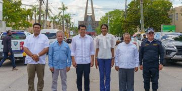 Collado inaugura obras en La Altagracia e inicia otras con inversión de 202 millones de pesos. e ejecutarán en el aérea de la basílica de Higüey, en Verón y las vías de acceso de la playa Macao. La Altagracia.- El ministro de Turismo, David Collado, agotó este miércoles una apretada agenda de trabajo en esta provincia, donde inauguró la reconstrucción de la vía de acceso a la playa de Macao y dejó iniciados los trabajos de reconstrucción de las vías de accesos a la Basílica de Higüey, así como de diversas calles del distrito municipal de Verón. Estas tres importantes obras seguirán fortaleciendo el desarrollo turístico en la zona, y tienen una inversión de RD$202,036,328. «Cada una de estas obras son viejos reclamos de la comunidad que nos comprometimos atender. Por eso estamos aquí con ustedes», dijo el ministro Collado. Afirmó que esas obras tendrán un impacto directo en el fortalecimiento del turismo de la provincia La Altagracia, que recibe la mayor cantidad de visitantes que llegan a República Dominicana. La inauguración del acceso a la playa la de Macao consiste en la rehabilitación de la vía de dos carriles de circulación de 6.00 metros de ancho, que conecta desde la carretera Higüey-Macao hasta el acceso que conduce a Playa Macao, en una longitud de 1.2 Kilómetros, a un costo de RD$35,957,924.07.