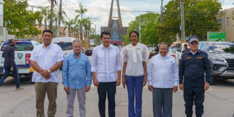 Collado inaugura obras en La Altagracia e inicia otras con inversión de 202 millones de pesos. e ejecutarán en el aérea de la basílica de Higüey, en Verón y las vías de acceso de la playa Macao. La Altagracia.- El ministro de Turismo, David Collado, agotó este miércoles una apretada agenda de trabajo en esta provincia, donde inauguró la reconstrucción de la vía de acceso a la playa de Macao y dejó iniciados los trabajos de reconstrucción de las vías de accesos a la Basílica de Higüey, así como de diversas calles del distrito municipal de Verón. Estas tres importantes obras seguirán fortaleciendo el desarrollo turístico en la zona, y tienen una inversión de RD$202,036,328. «Cada una de estas obras son viejos reclamos de la comunidad que nos comprometimos atender. Por eso estamos aquí con ustedes», dijo el ministro Collado. Afirmó que esas obras tendrán un impacto directo en el fortalecimiento del turismo de la provincia La Altagracia, que recibe la mayor cantidad de visitantes que llegan a República Dominicana. La inauguración del acceso a la playa la de Macao consiste en la rehabilitación de la vía de dos carriles de circulación de 6.00 metros de ancho, que conecta desde la carretera Higüey-Macao hasta el acceso que conduce a Playa Macao, en una longitud de 1.2 Kilómetros, a un costo de RD$35,957,924.07.