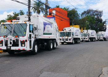 Alcalde Fidel de Los Santos presenta cinco nuevos camiones que serán integrados al programa «Pantoja Limpia