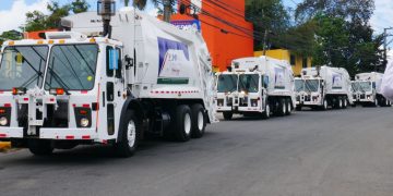 Alcalde Fidel de Los Santos presenta cinco nuevos camiones que serán integrados al programa «Pantoja Limpia