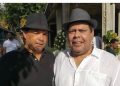 ABOGADO DEL MAYIMBE: FERNANDO VILLALONA HA TENIDO LA INTENCIÓN DE PAGARLE A SU HERMANO. ES MARTIN QUE SE NIEGA A RECIBIR EL MONTO QUE LE CORRESPONDE» Douglas Escotto, abogado de Fernando Villalona informó este viernes que el Mayimbe siempre ha tenido la intención de pagarle las prestaciones laborales a su hermano Martín, sin embargo éste se niega a aceptar el monto que le corresponde. «Martín Villalona fue desahuciado el 5 de abril del año 2022 y desde el mismo momento Fernando Villalona le hizo la propuesta de pagarle la totalidad de sus prestaciones que en ese momento le correspondía, sin embargo Martín se ha negado a recibir los valores que le corresponden alegando que le asiste una cantidad mayor» aseguró Escoto. El leyista dijo asimismo que en septiembre del año 2021 la empresa de Fernando Villalona SRL le avanzó a Martín una cantidad importante de sus prestaciones laborales y para entonces Martín Villalona firmó como recibido cantidad abonada como avance de su liquidación. Escotto aseguró que el 26 dw abril del año 2022 fecha del cierre del contrato laboral fue el cuando ocurrio el momento real del ofrecimiento de pago a Martín Villalona y se le calculó la totalidad de los derechos que le correspondían a la fecha por lo que se le descontó el monto que se le había avanzado, situación que el trombonista no ha querido reconocer por lo que según dijo el abogado del Mayimbe el músico procedió a demandar. «Posterior a todo esto se hicieron intento para pagarle a Martín más allá de la cantidad de dinero que le corresponde negándose Martín Villalona a recibir dicho valores argumentando no estar conforme con el monto ofertado aún siendo dicha cantidad mayor a la que realmente le corresponde» apuntó el abogado. Douglas Escotto relató que en vista de la demanda y de la negativa de Martín en aceptar los fondos que realmente le corresponden por concepto de prestaciones laborales, en fecha 26 de abril de 2022, veintiún dias después de la terminación del contrato de trabajo, se procedió a ofertar mediante el ofrecimiento real de pago, procedimiento que establece la ley cuando el trabajador se niega a recibir los valores y, también en esa ocasión Martín se negó a recibirlo por lo que se ha solicitado al tribunal la validación de dicho ofrecimiento real de pago mismo tribunal que ya había apoderado Martin Villalona. «Es importante destacar de que Fernando Villalona ha tenido la intención de pagarle a su hermano Martín Villalona quien laboró en su empresa durante poco más 39 años y desde el momento mismo de la terminación del contrato laboral de Martín, El Mayimbe ha querido completar el pago de las prestaciones laborales que le asisten a su hermano, como lo ha hecho con otros empleados» sostuvo Escotto. En tanto quedan situaciones y procesos pendiente de conocerse en la cuarta sala del Juzgado de trabajo del Distrito Nacional.