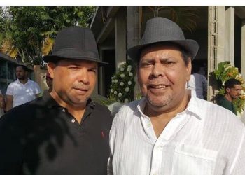 ABOGADO DEL MAYIMBE: FERNANDO VILLALONA HA TENIDO LA INTENCIÓN DE PAGARLE A SU HERMANO. ES MARTIN QUE SE NIEGA A RECIBIR EL MONTO QUE LE CORRESPONDE» Douglas Escotto, abogado de Fernando Villalona informó este viernes que el Mayimbe siempre ha tenido la intención de pagarle las prestaciones laborales a su hermano Martín, sin embargo éste se niega a aceptar el monto que le corresponde. «Martín Villalona fue desahuciado el 5 de abril del año 2022 y desde el mismo momento Fernando Villalona le hizo la propuesta de pagarle la totalidad de sus prestaciones que en ese momento le correspondía, sin embargo Martín se ha negado a recibir los valores que le corresponden alegando que le asiste una cantidad mayor» aseguró Escoto. El leyista dijo asimismo que en septiembre del año 2021 la empresa de Fernando Villalona SRL le avanzó a Martín una cantidad importante de sus prestaciones laborales y para entonces Martín Villalona firmó como recibido cantidad abonada como avance de su liquidación. Escotto aseguró que el 26 dw abril del año 2022 fecha del cierre del contrato laboral fue el cuando ocurrio el momento real del ofrecimiento de pago a Martín Villalona y se le calculó la totalidad de los derechos que le correspondían a la fecha por lo que se le descontó el monto que se le había avanzado, situación que el trombonista no ha querido reconocer por lo que según dijo el abogado del Mayimbe el músico procedió a demandar. «Posterior a todo esto se hicieron intento para pagarle a Martín más allá de la cantidad de dinero que le corresponde negándose Martín Villalona a recibir dicho valores argumentando no estar conforme con el monto ofertado aún siendo dicha cantidad mayor a la que realmente le corresponde» apuntó el abogado. Douglas Escotto relató que en vista de la demanda y de la negativa de Martín en aceptar los fondos que realmente le corresponden por concepto de prestaciones laborales, en fecha 26 de abril de 2022, veintiún dias después de la terminación del contrato de trabajo, se procedió a ofertar mediante el ofrecimiento real de pago, procedimiento que establece la ley cuando el trabajador se niega a recibir los valores y, también en esa ocasión Martín se negó a recibirlo por lo que se ha solicitado al tribunal la validación de dicho ofrecimiento real de pago mismo tribunal que ya había apoderado Martin Villalona. «Es importante destacar de que Fernando Villalona ha tenido la intención de pagarle a su hermano Martín Villalona quien laboró en su empresa durante poco más 39 años y desde el momento mismo de la terminación del contrato laboral de Martín, El Mayimbe ha querido completar el pago de las prestaciones laborales que le asisten a su hermano, como lo ha hecho con otros empleados» sostuvo Escotto. En tanto quedan situaciones y procesos pendiente de conocerse en la cuarta sala del Juzgado de trabajo del Distrito Nacional.