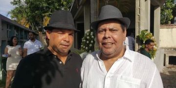 ABOGADO DEL MAYIMBE: FERNANDO VILLALONA HA TENIDO LA INTENCIÓN DE PAGARLE A SU HERMANO. ES MARTIN QUE SE NIEGA A RECIBIR EL MONTO QUE LE CORRESPONDE» Douglas Escotto, abogado de Fernando Villalona informó este viernes que el Mayimbe siempre ha tenido la intención de pagarle las prestaciones laborales a su hermano Martín, sin embargo éste se niega a aceptar el monto que le corresponde. «Martín Villalona fue desahuciado el 5 de abril del año 2022 y desde el mismo momento Fernando Villalona le hizo la propuesta de pagarle la totalidad de sus prestaciones que en ese momento le correspondía, sin embargo Martín se ha negado a recibir los valores que le corresponden alegando que le asiste una cantidad mayor» aseguró Escoto. El leyista dijo asimismo que en septiembre del año 2021 la empresa de Fernando Villalona SRL le avanzó a Martín una cantidad importante de sus prestaciones laborales y para entonces Martín Villalona firmó como recibido cantidad abonada como avance de su liquidación. Escotto aseguró que el 26 dw abril del año 2022 fecha del cierre del contrato laboral fue el cuando ocurrio el momento real del ofrecimiento de pago a Martín Villalona y se le calculó la totalidad de los derechos que le correspondían a la fecha por lo que se le descontó el monto que se le había avanzado, situación que el trombonista no ha querido reconocer por lo que según dijo el abogado del Mayimbe el músico procedió a demandar. «Posterior a todo esto se hicieron intento para pagarle a Martín más allá de la cantidad de dinero que le corresponde negándose Martín Villalona a recibir dicho valores argumentando no estar conforme con el monto ofertado aún siendo dicha cantidad mayor a la que realmente le corresponde» apuntó el abogado. Douglas Escotto relató que en vista de la demanda y de la negativa de Martín en aceptar los fondos que realmente le corresponden por concepto de prestaciones laborales, en fecha 26 de abril de 2022, veintiún dias después de la terminación del contrato de trabajo, se procedió a ofertar mediante el ofrecimiento real de pago, procedimiento que establece la ley cuando el trabajador se niega a recibir los valores y, también en esa ocasión Martín se negó a recibirlo por lo que se ha solicitado al tribunal la validación de dicho ofrecimiento real de pago mismo tribunal que ya había apoderado Martin Villalona. «Es importante destacar de que Fernando Villalona ha tenido la intención de pagarle a su hermano Martín Villalona quien laboró en su empresa durante poco más 39 años y desde el momento mismo de la terminación del contrato laboral de Martín, El Mayimbe ha querido completar el pago de las prestaciones laborales que le asisten a su hermano, como lo ha hecho con otros empleados» sostuvo Escotto. En tanto quedan situaciones y procesos pendiente de conocerse en la cuarta sala del Juzgado de trabajo del Distrito Nacional.