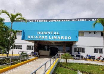 Hospital Ricardo Limardo desvincula y somete a la justicia colaborador que condujo ambulancia para asuntos personales Puerto Plata. RD. -El director el Hospital Provincial Ricardo Limardo, doctor Carlos Reyes Salas, informó este miércoles que procedió a la desvinculación y sometimiento a la justicia del señor Miguel Rafael Cid Cabrera, chofer de ambulancia del Departamento de Transportación de la institución, luego de que éste, tomara la ambulancia del centro de salud, sin autorización, para uso personal. Reyes indicó que el señor Cid, se encontraba alcoholizado y provocó un accidente registrado en el municipio Sosua, donde fue detenido por el agentes de la Dirección General de Seguridad de Tránsito y Transporte Terrestre de la provincia. El director del centro hospitalario lamentó el incidente donde dos agentes de la Policía Nacional resultaron con heridas leves, durante el hecho. El galeno garantizó que se toman medidas inmediatas y preventivas para que hechos como estos no vuelvan a ocurrir.