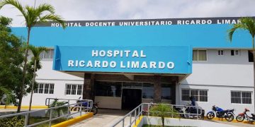 Hospital Ricardo Limardo desvincula y somete a la justicia colaborador que condujo ambulancia para asuntos personales Puerto Plata. RD. -El director el Hospital Provincial Ricardo Limardo, doctor Carlos Reyes Salas, informó este miércoles que procedió a la desvinculación y sometimiento a la justicia del señor Miguel Rafael Cid Cabrera, chofer de ambulancia del Departamento de Transportación de la institución, luego de que éste, tomara la ambulancia del centro de salud, sin autorización, para uso personal. Reyes indicó que el señor Cid, se encontraba alcoholizado y provocó un accidente registrado en el municipio Sosua, donde fue detenido por el agentes de la Dirección General de Seguridad de Tránsito y Transporte Terrestre de la provincia. El director del centro hospitalario lamentó el incidente donde dos agentes de la Policía Nacional resultaron con heridas leves, durante el hecho. El galeno garantizó que se toman medidas inmediatas y preventivas para que hechos como estos no vuelvan a ocurrir.