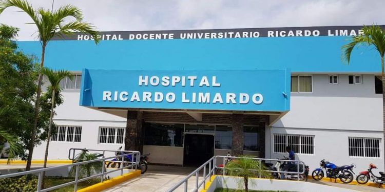 Hospital Ricardo Limardo desvincula y somete a la justicia colaborador que condujo ambulancia para asuntos personales Puerto Plata. RD. -El director el Hospital Provincial Ricardo Limardo, doctor Carlos Reyes Salas, informó este miércoles que procedió a la desvinculación y sometimiento a la justicia del señor Miguel Rafael Cid Cabrera, chofer de ambulancia del Departamento de Transportación de la institución, luego de que éste, tomara la ambulancia del centro de salud, sin autorización, para uso personal. Reyes indicó que el señor Cid, se encontraba alcoholizado y provocó un accidente registrado en el municipio Sosua, donde fue detenido por el agentes de la Dirección General de Seguridad de Tránsito y Transporte Terrestre de la provincia. El director del centro hospitalario lamentó el incidente donde dos agentes de la Policía Nacional resultaron con heridas leves, durante el hecho. El galeno garantizó que se toman medidas inmediatas y preventivas para que hechos como estos no vuelvan a ocurrir.