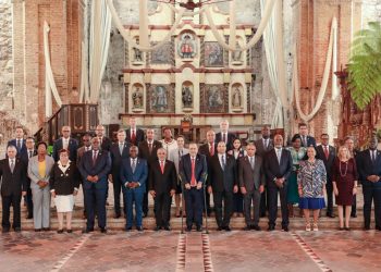 República Dominicana logra compromiso unánime de la AEC para enfrentar la crisis del sargazo y abogó por la unificación para atender otros problemas comunesAntigua, Guatemala._ República Dominicana logró la aclamación unánime de todos los países que componen la Asociación de Estados del Caribe (AEC) para enfrentar el sargazo como una emergencia regional en virtud de la amenaza que representa para el desarrollo de los países afectados, y abogó por la unificación de la región para abordar los grandes retos comunes, esto durante la IX Cumbre de Jefes de Estado y/o de Gobierno de este organismo celebrada en Guatemala.En esta cumbre, los Estados miembros se refieron a este y otros temas en la Declaración de la Antigua aprobada por las delegaciones presentes, en la que el canciller Roberto Álvarez participó en representación del presidente Luis Abinader.“La proliferación del sargazo representa una amenaza presente a las formas de vida de decenas de miles de personas en el Gran Caribe; enferma y mata a los peces de los que las comunidades dependen para su alimento; obstaculiza el paso de embarcaciones pequeñas y grandes; ensucia y abruma nuestras playas, atractivo principal del turismo caribeño, y con las playas la industria turística directa y las pequeñas industrias que de ella se benefician indirectamente. Su simple mal olor y gases nocivos reduce la calidad de vida y potencialmente afecta la salud de los que están en su presencia”, dijo el ministro de Relaciones Exteriores durante su discurso en este cónclave celebrado en Guatemala.
