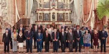 República Dominicana logra compromiso unánime de la AEC para enfrentar la crisis del sargazo y abogó por la unificación para atender otros problemas comunesAntigua, Guatemala._ República Dominicana logró la aclamación unánime de todos los países que componen la Asociación de Estados del Caribe (AEC) para enfrentar el sargazo como una emergencia regional en virtud de la amenaza que representa para el desarrollo de los países afectados, y abogó por la unificación de la región para abordar los grandes retos comunes, esto durante la IX Cumbre de Jefes de Estado y/o de Gobierno de este organismo celebrada en Guatemala.En esta cumbre, los Estados miembros se refieron a este y otros temas en la Declaración de la Antigua aprobada por las delegaciones presentes, en la que el canciller Roberto Álvarez participó en representación del presidente Luis Abinader.“La proliferación del sargazo representa una amenaza presente a las formas de vida de decenas de miles de personas en el Gran Caribe; enferma y mata a los peces de los que las comunidades dependen para su alimento; obstaculiza el paso de embarcaciones pequeñas y grandes; ensucia y abruma nuestras playas, atractivo principal del turismo caribeño, y con las playas la industria turística directa y las pequeñas industrias que de ella se benefician indirectamente. Su simple mal olor y gases nocivos reduce la calidad de vida y potencialmente afecta la salud de los que están en su presencia”, dijo el ministro de Relaciones Exteriores durante su discurso en este cónclave celebrado en Guatemala.