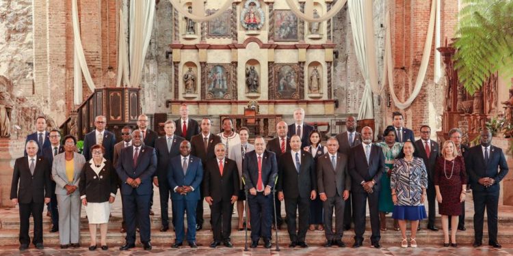República Dominicana logra compromiso unánime de la AEC para enfrentar la crisis del sargazo y abogó por la unificación para atender otros problemas comunesAntigua, Guatemala._ República Dominicana logró la aclamación unánime de todos los países que componen la Asociación de Estados del Caribe (AEC) para enfrentar el sargazo como una emergencia regional en virtud de la amenaza que representa para el desarrollo de los países afectados, y abogó por la unificación de la región para abordar los grandes retos comunes, esto durante la IX Cumbre de Jefes de Estado y/o de Gobierno de este organismo celebrada en Guatemala.En esta cumbre, los Estados miembros se refieron a este y otros temas en la Declaración de la Antigua aprobada por las delegaciones presentes, en la que el canciller Roberto Álvarez participó en representación del presidente Luis Abinader.“La proliferación del sargazo representa una amenaza presente a las formas de vida de decenas de miles de personas en el Gran Caribe; enferma y mata a los peces de los que las comunidades dependen para su alimento; obstaculiza el paso de embarcaciones pequeñas y grandes; ensucia y abruma nuestras playas, atractivo principal del turismo caribeño, y con las playas la industria turística directa y las pequeñas industrias que de ella se benefician indirectamente. Su simple mal olor y gases nocivos reduce la calidad de vida y potencialmente afecta la salud de los que están en su presencia”, dijo el ministro de Relaciones Exteriores durante su discurso en este cónclave celebrado en Guatemala.