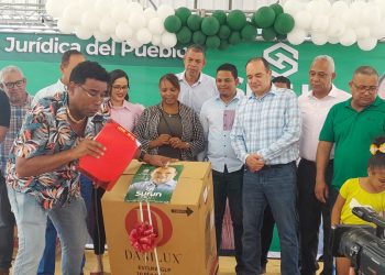 Surun Hernández agasaja a las madres de Santo Domingo Este.