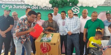 Surun Hernández agasaja a las madres de Santo Domingo Este.