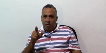 Gobernadora de Monte Plata irrumpe en Alcaldía de Bayaguana buscando información sobre titulación de terrenos; alcalde la acusa de torpedear proceso