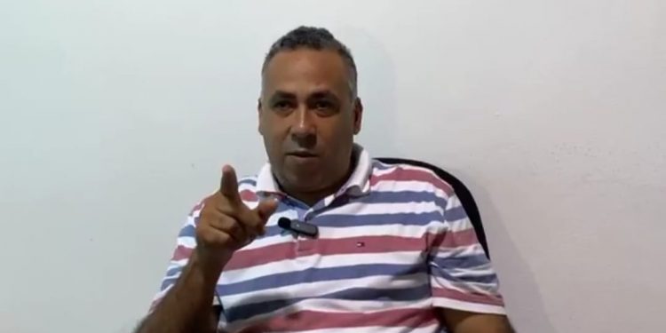 Gobernadora de Monte Plata irrumpe en Alcaldía de Bayaguana buscando información sobre titulación de terrenos; alcalde la acusa de torpedear proceso