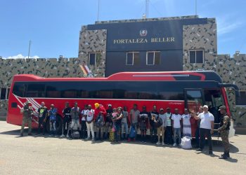 Ejército detiene autobús con cubano y haitianos que tenían cómo destino llegar a Santo Domingo.