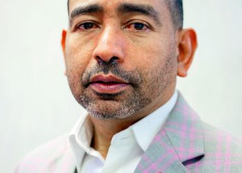Piden a Nelson Gutiérrez aceptar candidatura a diputado.