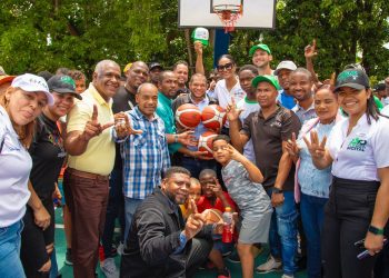 Alcalde Carlos Guzmán entrega 3 canchas deportivas, supervisa trabajos de construcción y lleva soluciones a residentes de Los Multis Viejos Los Guaricanos