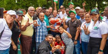 Alcalde Carlos Guzmán entrega 3 canchas deportivas, supervisa trabajos de construcción y lleva soluciones a residentes de Los Multis Viejos Los Guaricanos