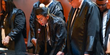 Ministerio de la Mujer valora decisión del TC de declarar de urgencia conocimiento de acción directa de inconstitucionalidad sobre cuota de género en cargos electivosSanto Domingo. El Ministerio de la Mujer valoró como positiva la decisión del Tribunal Constitucional (TC) de la declaración de urgencia del conocimiento de acción directa de inconstitucionalidad contra el Artículo 142 de la Ley 20-23 Orgánica del Régimen Electoral que establece la cuota de género a nivel nacional y no por demarcación territorial, lo que vulnera la participación política de las mujeres en los cargos electivos.Tras la audiencia, en la que el Ministerio de la Mujer funge como accionante de intervención voluntaria, la directora de Gabinete de la institución, Carolina Alvarado Bolaños, afirmó que “la ley debe ser progresiva y nunca retroceder en materia de derechos de las mujeres”.Alvarado Bolaños aseguró que para el Ministerio de la Mujer las nominaciones y propuestas de candidaturas a diputaciones, regidurías y vocales, deben estar integradas por no menos de un 40%, ni más de un 60% de hombres y mujeres de la propuesta territorial y no nacional como está establecido actualmente.Por otro lado, la representación legal del Ministerio de la Mujer, compuesta por los abogados Juan Carlos Sánchez y José Ureña, y la abogada Melina Zaiz, resaltaron la importancia del precedente de declaratoria de inconstitucionalidad sobre artículos de esta naturaleza, tal como señaló el magistrado presidente del Tribunal Constitucional de la República Dominicana, Milton Ray Guevara, quien refirió que las decisiones del Tribunal Constitucional “son definitivas e irrevocables y que constituyen precedentes vinculantes para todos los poderes del Estado”.El equipo jurídico del Ministerio de la Mujer explicó que la institución fue citada por el TC e hicieron acto de presencia amparados en la Ley 86-99 que crea el ministerio como el ente rector de la política nacional para la igualdad y equidad de género, que le responsabiliza de evaluar los marcos jurídicos existentes y proponer modificaciones legales que erradiquen todas las formas de discriminación contra la mujer y que limiten sus derechos.Asimismo, el Ministerio de la Mujer fundamenta su intervención en sus atribuciones de monitorear y promover el cumplimiento de los convenios y tratados que se han ratificado entre ellos la Convención sobre la Eliminación de Todas las Formas de Discriminación contra la Mujer (CEDAW), que forma parte del bloque de constitucionalidad del Estado dominicano.Durante las conclusiones solicitaron al Tribunal Constitucional, realizar una interpretación de la Ley 20-23 Orgánica del Régimen Electoral en consonancia con la Constitución Dominicana, y que disponga la aplicación de la cuota de género por demarcación territorial, en sustitución de la propuesta nacional.La directora de Gabinete, Carolina Alvarado Bolaños, dijo que el Ministerio de la Mujer espera que el fallo sea consecuente con lo que ya se ha planteado anteriormente y lo que el mismo tribunal ha dispuesto respecto a la participación política de las mujeres.La comisión del Ministerio de la Mujer estuvo también compuesta por la viceministra Administrativa, Doris Javier; y la directora de Comunicaciones, Carolina Acuña.