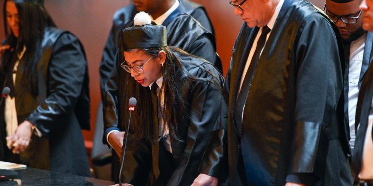 Ministerio de la Mujer valora decisión del TC de declarar de urgencia conocimiento de acción directa de inconstitucionalidad sobre cuota de género en cargos electivosSanto Domingo. El Ministerio de la Mujer valoró como positiva la decisión del Tribunal Constitucional (TC) de la declaración de urgencia del conocimiento de acción directa de inconstitucionalidad contra el Artículo 142 de la Ley 20-23 Orgánica del Régimen Electoral que establece la cuota de género a nivel nacional y no por demarcación territorial, lo que vulnera la participación política de las mujeres en los cargos electivos.Tras la audiencia, en la que el Ministerio de la Mujer funge como accionante de intervención voluntaria, la directora de Gabinete de la institución, Carolina Alvarado Bolaños, afirmó que “la ley debe ser progresiva y nunca retroceder en materia de derechos de las mujeres”.Alvarado Bolaños aseguró que para el Ministerio de la Mujer las nominaciones y propuestas de candidaturas a diputaciones, regidurías y vocales, deben estar integradas por no menos de un 40%, ni más de un 60% de hombres y mujeres de la propuesta territorial y no nacional como está establecido actualmente.Por otro lado, la representación legal del Ministerio de la Mujer, compuesta por los abogados Juan Carlos Sánchez y José Ureña, y la abogada Melina Zaiz, resaltaron la importancia del precedente de declaratoria de inconstitucionalidad sobre artículos de esta naturaleza, tal como señaló el magistrado presidente del Tribunal Constitucional de la República Dominicana, Milton Ray Guevara, quien refirió que las decisiones del Tribunal Constitucional “son definitivas e irrevocables y que constituyen precedentes vinculantes para todos los poderes del Estado”.El equipo jurídico del Ministerio de la Mujer explicó que la institución fue citada por el TC e hicieron acto de presencia amparados en la Ley 86-99 que crea el ministerio como el ente rector de la política nacional para la igualdad y equidad de género, que le responsabiliza de evaluar los marcos jurídicos existentes y proponer modificaciones legales que erradiquen todas las formas de discriminación contra la mujer y que limiten sus derechos.Asimismo, el Ministerio de la Mujer fundamenta su intervención en sus atribuciones de monitorear y promover el cumplimiento de los convenios y tratados que se han ratificado entre ellos la Convención sobre la Eliminación de Todas las Formas de Discriminación contra la Mujer (CEDAW), que forma parte del bloque de constitucionalidad del Estado dominicano.Durante las conclusiones solicitaron al Tribunal Constitucional, realizar una interpretación de la Ley 20-23 Orgánica del Régimen Electoral en consonancia con la Constitución Dominicana, y que disponga la aplicación de la cuota de género por demarcación territorial, en sustitución de la propuesta nacional.La directora de Gabinete, Carolina Alvarado Bolaños, dijo que el Ministerio de la Mujer espera que el fallo sea consecuente con lo que ya se ha planteado anteriormente y lo que el mismo tribunal ha dispuesto respecto a la participación política de las mujeres.La comisión del Ministerio de la Mujer estuvo también compuesta por la viceministra Administrativa, Doris Javier; y la directora de Comunicaciones, Carolina Acuña.