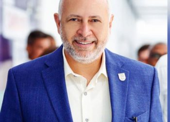 Precandidato alcalde dice requerirá datos biométricos a extranjeros en SDE si resulta electo