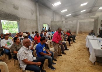 Víctimas de atracos en Río San Juan se reúnen con autoridades policiales.