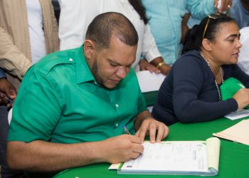 Alcalde Carlos Guzmán inscribe precandidatura a la misma posición por la Fuerza del Pueblo