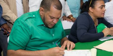Alcalde Carlos Guzmán inscribe precandidatura a la misma posición por la Fuerza del Pueblo
