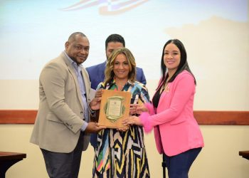 Junta Municipal de La Caleta reconoce al expresidente Danilo Medina