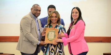 Junta Municipal de La Caleta reconoce al expresidente Danilo Medina