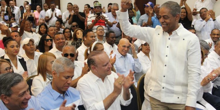 Federico Reynoso y su equipo se unen en un masivo acto de apoyo a la candidatura de Ulises Rodríguez como Alcalde de Santiago