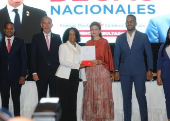Vicepresidenta Raquel Peña encabeza acto de entrega de 8 mil becas nacionales a jóvenes de todo el país